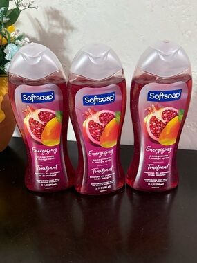 Softsoap Energizing Pomegranate & Mango Body Wash in Red